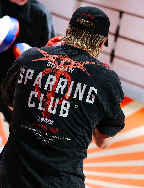 BOXRAW Sparring Club 컬렉션 티셔츠를 입은 복서