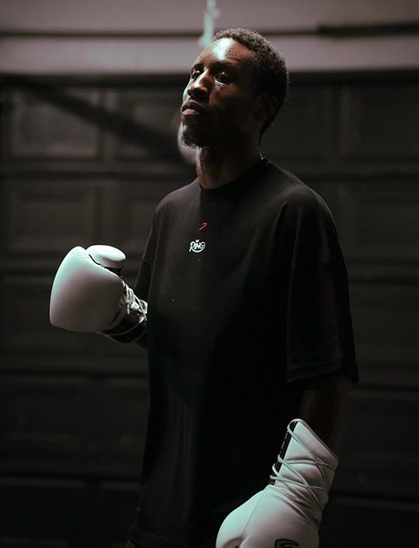 BOXRAW 티셔츠와 복싱 글러브를 착용한 복서