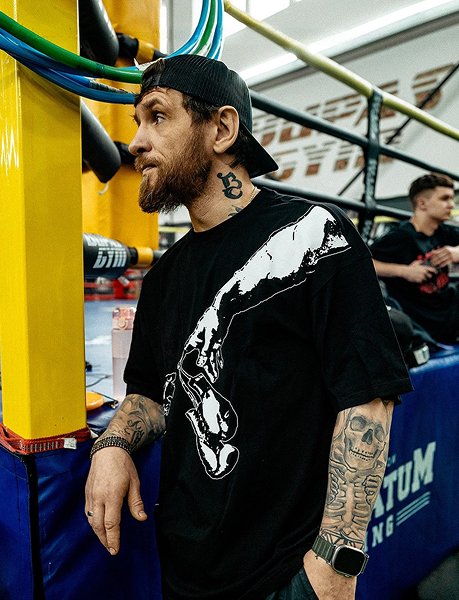 복싱 체육관에서 BOXRAW 티셔츠를 입은 남성